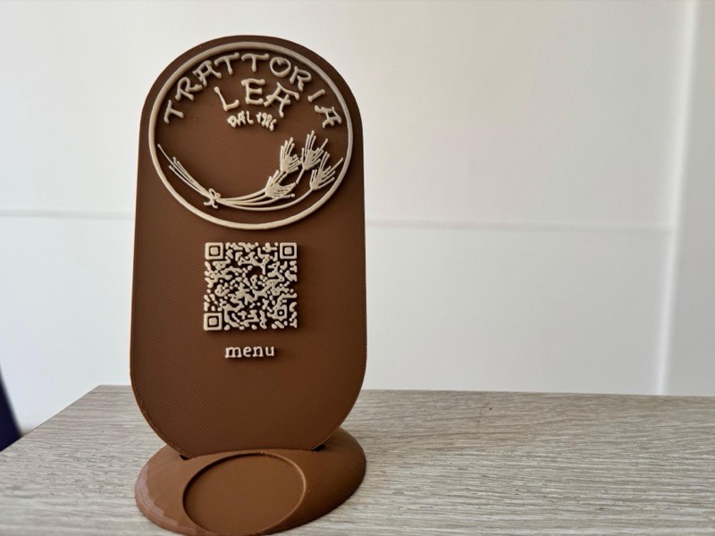 Espositore stampato in 3D col logo del locale e il QR a rilievo